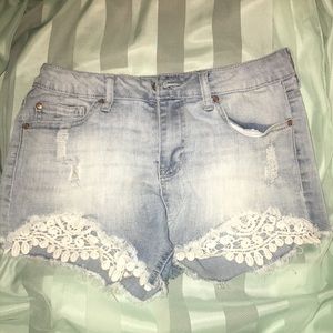 🌻Shorts with white ruffle